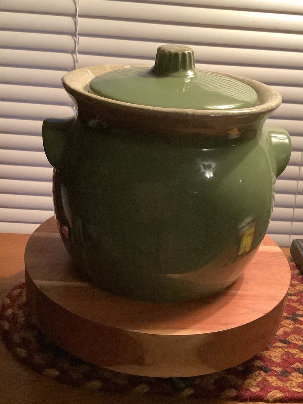 Vintage Hull Pottery Bean Pot/ Cookie Jar. Avocado Green Dip Glaze.